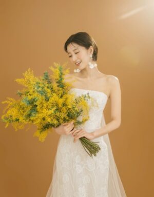 Sae Okazaki Instagram - 女性が一度は憧れるドレスショップ
@juno_weddingdress 
@fiorebianca_wedding 
が主催する国際女性デーに向けたチャリティー企画に参加しました。

美しいレースが印象的だったり、軽やかなのに着てみると大人っぽいラインだったり、見るのと実際に着てみるのとじゃまた違った雰囲気で驚きました😳
とっても楽しい撮影でした！！
みんなはどのドレスが好き？

インタビュー記事も読んでくれると嬉しいです😌

着用ドレス
👗フラワーレースのAラインドレス(ELIE SAAB/取り扱いショップ JUNO)
👗フロントリボンのAラインドレス(@esum_wedding/取り扱いショップ JUNO・Fiore Bianca)
👗総レースのマーメイドドレス(ANNE BARGE/取り扱いショップ Fiore Bianca)

#esum
#エリーサーブ
#ウェディングドレス
#国際女性デー