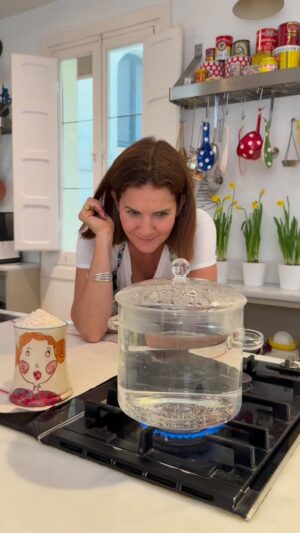 Samantha Vallejo-Nágera Instagram - ¡SOCORRO, SAMANTHA!

Te voy a enseñar como se hace el arroz blanco para el que no consigue hacer arroz blanco

Añadimos el arroz redondo a una olla con muuuucha agua hirviendo (este es el truco para que no se os pegue). Removemos de vez en cuando y cuando está listo (17 minutos)colamos y lavamos con agua fría para parar la cocción.

Lo escurrimos bien y lo dejamos secar un poco. Cuanta más agua pierda, más suelto queda el grano.

Luego lo salteamos con sal mantequilla o aceite… y listo.
Otros con ajo o con cebolla o soja…cada uno le da su toque
En casa hacemos bastante cantidad porque te salva cualquier comida. 

¡Lo vas a devorar igual que lo ha hecho mi hija Cloe!

#SocorroSamantha