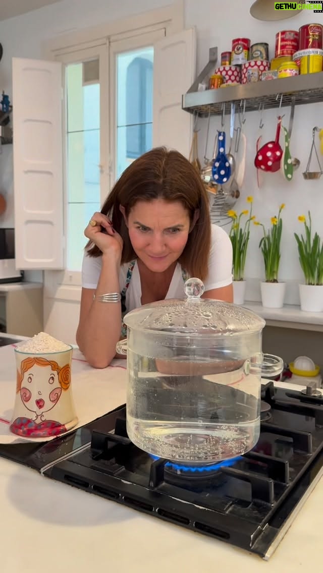 Samantha Vallejo-Nágera - 39.4K Likes - ¡SOCORRO, SAMANTHA!

Te voy a enseñar como se hace el arroz blanco para el que no consigue hacer arroz blanco

Añadimos el arroz redondo a una olla con muuuucha agua hirviendo (este es el truco para que no se os pegue). Removemos de vez en cuando y cuando está listo (17 minutos)colamos y lavamos con agua fría para parar la cocción.

Lo escurrimos bien y lo dejamos secar un poco. Cuanta más agua pierda, más suelto queda el grano.

Luego lo salteamos con sal mantequilla o aceite… y listo.
Otros con ajo o con cebolla o soja…cada uno le da su toque
En casa hacemos bastante cantidad porque te salva cualquier comida. 

¡Lo vas a devorar igual que lo ha hecho mi hija Cloe!

#SocorroSamantha