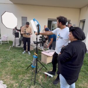 Sameh Sankari Instagram - Mon premier spot télé en tant que réalisateur ✨
Une campagne de sensibilisation pour le Ministère de la Santé, autour de la promotion de l’allaitement maternel et de la protection de l’environnement.

Avec la talentueuse @samehsankari , nous avons réussi à créer une histoire à la fois simple, poétique et profondément humaine.

———

Production : @twilight_prod 
Réalisation : @mednour.abdelhedi 
1er assistante & scripte: @mar.wamtimet 
Actrice : @samehsankari 
Chef Opérateur : @tahaabdelhedi 
Ingénieur de son & mixage : @maknimohammed 
Make-up Artist : @sahbani_imen 
Confort Plateau : @mriwabata 

Merci à toute l’équipe✨ 
———

#Réalisation #premierspottv #CampagneDeSensibilisation #CinémaTunisien #TwilightProduction #MinistèreDeLaSanté #FilmPublicitaire #Environnement #TunisianCinema #BehindTheScenes