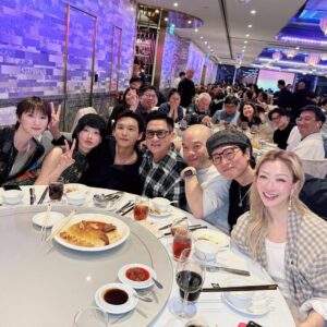 Sammi Cheng Sau-Man Instagram - ❤️❤️❤️❤️
編導會的晚宴。
第一次去。大鄉里出城。
氣氛很好。 歡哥, Mimi, Coco, 太子峰,
導演Jack和監製Ivy都坐在一枱。 (家輝也在)開心。