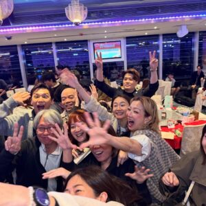 Sammi Cheng Sau-Man Instagram - ❤️❤️❤️❤️
編導會的晚宴。
第一次去。大鄉里出城。
氣氛很好。 歡哥, Mimi, Coco, 太子峰,
導演Jack和監製Ivy都坐在一枱。 (家輝也在)開心。