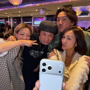 Sammi Cheng Sau-Man Instagram - ❤️❤️❤️❤️
編導會的晚宴。
第一次去。大鄉里出城。
氣氛很好。 歡哥, Mimi, Coco, 太子峰,
導演Jack和監製Ivy都坐在一枱。 (家輝也在)開心。