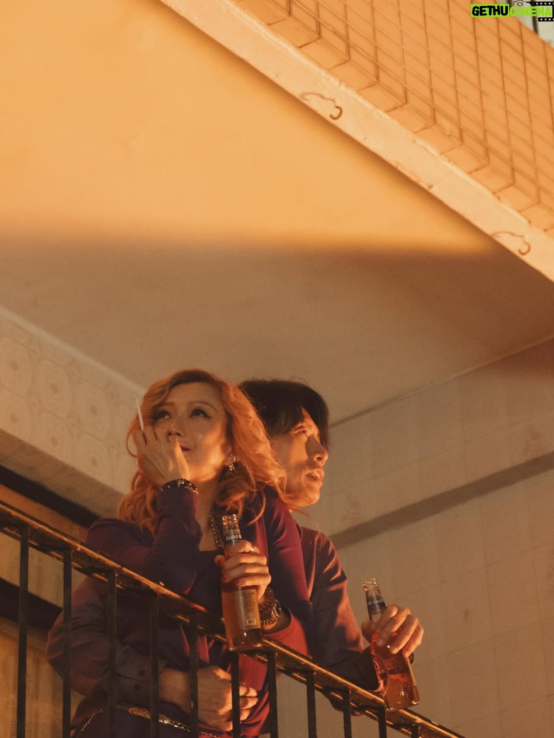 Sammi Cheng Sau-Man - 32.3K Likes - ❤️❤️❤️❤️
每次看到新的劇照，又會勾起「夜王」的點點滴滴。V姐外殼再硬，處事再強再鐵面，都總會有被愛溶化的瞬間。
而從來能讓V姐感到快樂的，安全的，亦只有歡哥這個人。🥹
有些關係，吵吵鬧鬧是相處也是相愛方式，因為彼此都不善於如何交換溫柔。
因為二人從來不是在愛中被餵養長大。
「愛你」一詞，亦只敢輕吞於這口煙中。
歡哥，假若一切可以從來，多好。