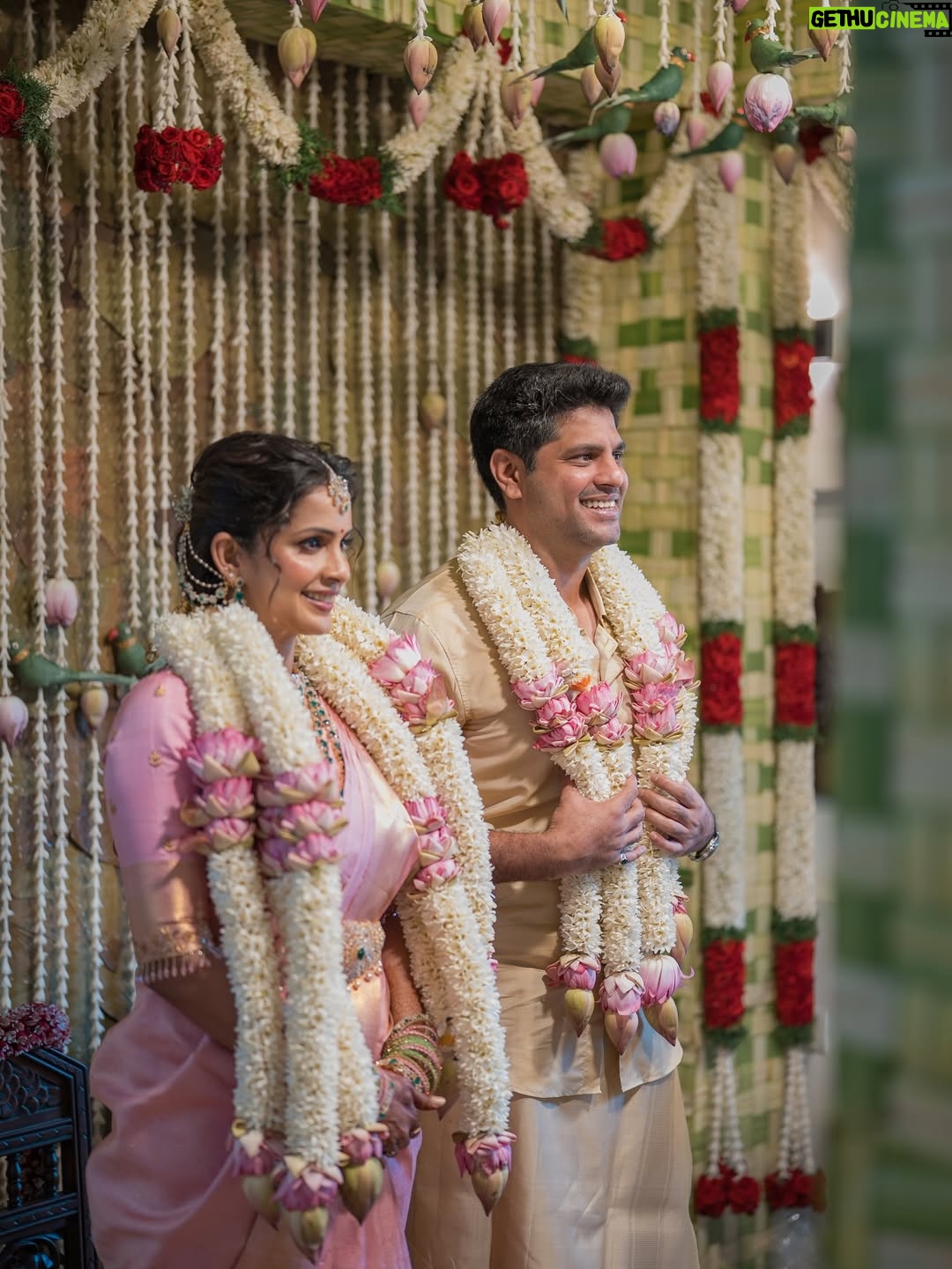 Samyuktha Shanmughanathan - 431.6K Likes - I was 10 minutes late ( I would  say that’s quite reasonable  for a bride) to my wedding. While everyone was frantically calling me  worried about the muhurtham time , Ani just called me and chilla, said Enna Pinky? Runaway bride ah? If ur late for your own wedding na, epadi? 
He does that . He gets everyone in splits , he s lights up any room he walks into  and I absolutely love him for that💗

Photography: @mimosafortwo 
mua : @rachelstylesmith 
Jewelry : @nacjewellers  @styloriofficial 
Saree : @asbabusah