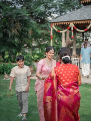 Samyuktha Shanmughanathan Instagram - I was 10 minutes late ( I would  say that’s quite reasonable  for a bride) to my wedding. While everyone was frantically calling me  worried about the muhurtham time , Ani just called me and chilla, said Enna Pinky? Runaway bride ah? If ur late for your own wedding na, epadi? 
He does that . He gets everyone in splits , he s lights up any room he walks into  and I absolutely love him for that💗

Photography: @mimosafortwo 
mua : @rachelstylesmith 
Jewelry : @nacjewellers  @styloriofficial 
Saree : @asbabusah