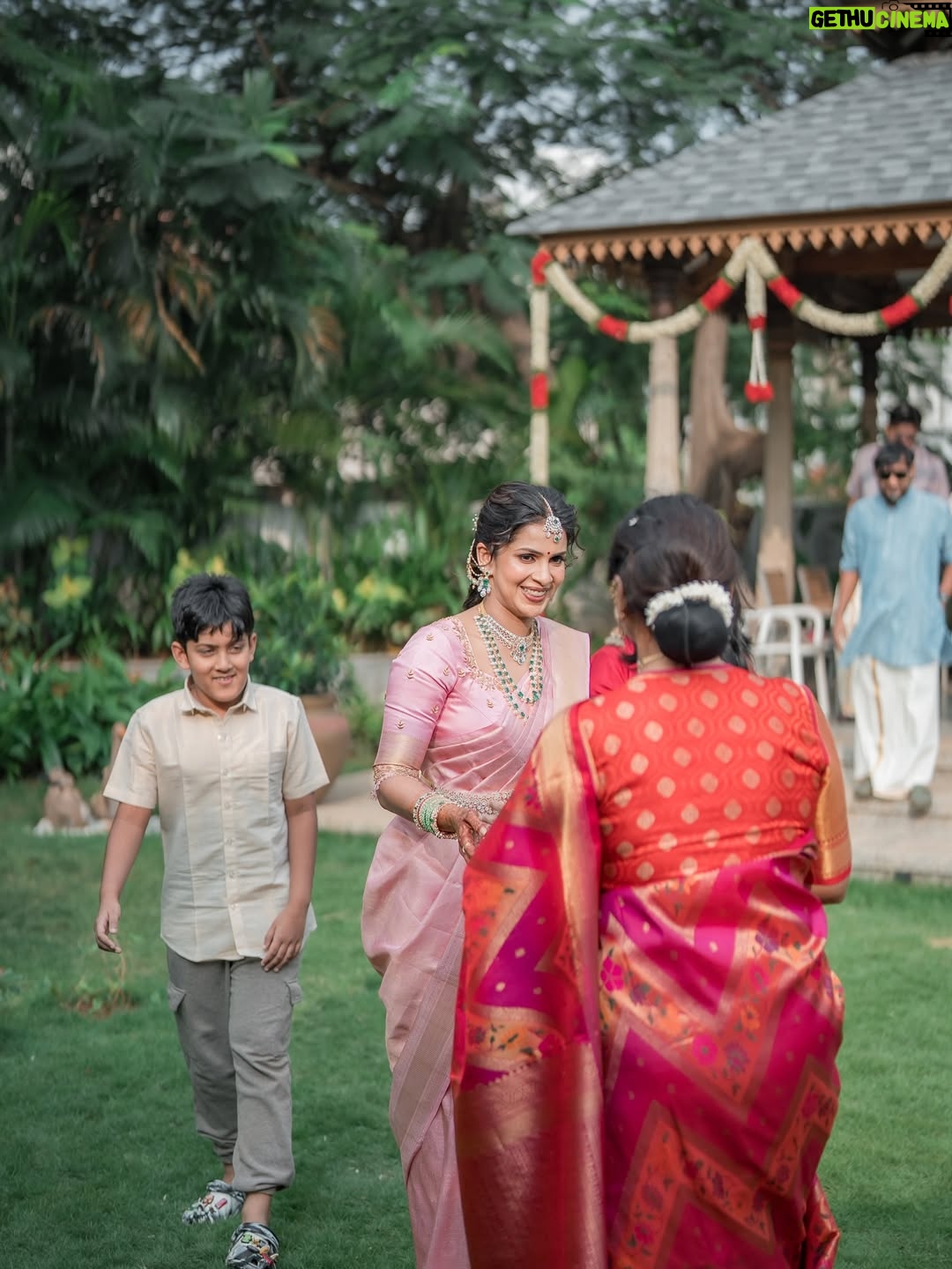 Samyuktha Shanmughanathan - 431.6K Likes - I was 10 minutes late ( I would  say that’s quite reasonable  for a bride) to my wedding. While everyone was frantically calling me  worried about the muhurtham time , Ani just called me and chilla, said Enna Pinky? Runaway bride ah? If ur late for your own wedding na, epadi? 
He does that . He gets everyone in splits , he s lights up any room he walks into  and I absolutely love him for that💗

Photography: @mimosafortwo 
mua : @rachelstylesmith 
Jewelry : @nacjewellers  @styloriofficial 
Saree : @asbabusah
