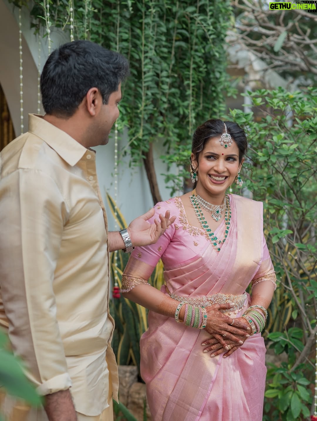 Samyuktha Shanmughanathan - 431.6K Likes - I was 10 minutes late ( I would  say that’s quite reasonable  for a bride) to my wedding. While everyone was frantically calling me  worried about the muhurtham time , Ani just called me and chilla, said Enna Pinky? Runaway bride ah? If ur late for your own wedding na, epadi? 
He does that . He gets everyone in splits , he s lights up any room he walks into  and I absolutely love him for that💗

Photography: @mimosafortwo 
mua : @rachelstylesmith 
Jewelry : @nacjewellers  @styloriofficial 
Saree : @asbabusah