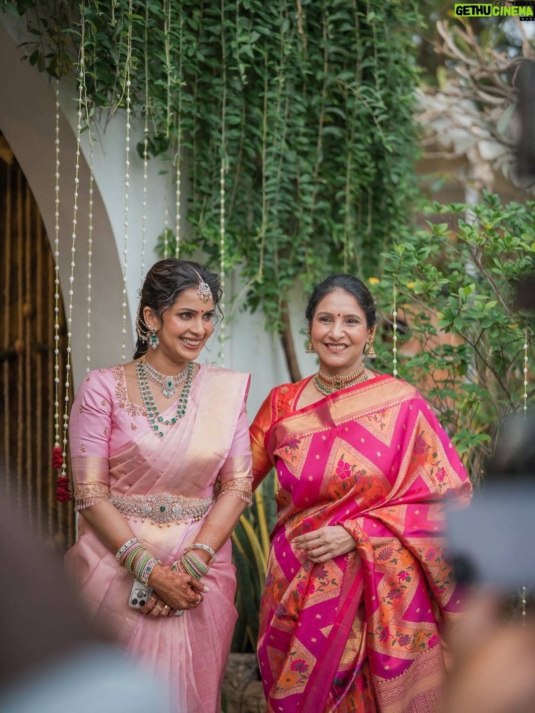 Samyuktha Shanmughanathan - 431.6K Likes - I was 10 minutes late ( I would  say that’s quite reasonable  for a bride) to my wedding. While everyone was frantically calling me  worried about the muhurtham time , Ani just called me and chilla, said Enna Pinky? Runaway bride ah? If ur late for your own wedding na, epadi? 
He does that . He gets everyone in splits , he s lights up any room he walks into  and I absolutely love him for that💗

Photography: @mimosafortwo 
mua : @rachelstylesmith 
Jewelry : @nacjewellers  @styloriofficial 
Saree : @asbabusah