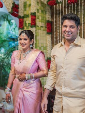 Samyuktha Shanmughanathan Instagram - I was 10 minutes late ( I would  say that’s quite reasonable  for a bride) to my wedding. While everyone was frantically calling me  worried about the muhurtham time , Ani just called me and chilla, said Enna Pinky? Runaway bride ah? If ur late for your own wedding na, epadi? 
He does that . He gets everyone in splits , he s lights up any room he walks into  and I absolutely love him for that💗

Photography: @mimosafortwo 
mua : @rachelstylesmith 
Jewelry : @nacjewellers  @styloriofficial 
Saree : @asbabusah