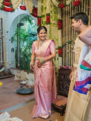 Samyuktha Shanmughanathan Instagram - I was 10 minutes late ( I would  say that’s quite reasonable  for a bride) to my wedding. While everyone was frantically calling me  worried about the muhurtham time , Ani just called me and chilla, said Enna Pinky? Runaway bride ah? If ur late for your own wedding na, epadi? 
He does that . He gets everyone in splits , he s lights up any room he walks into  and I absolutely love him for that💗

Photography: @mimosafortwo 
mua : @rachelstylesmith 
Jewelry : @nacjewellers  @styloriofficial 
Saree : @asbabusah