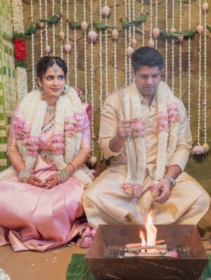 Samyuktha Shanmughanathan Instagram - I was 10 minutes late ( I would  say that’s quite reasonable  for a bride) to my wedding. While everyone was frantically calling me  worried about the muhurtham time , Ani just called me and chilla, said Enna Pinky? Runaway bride ah? If ur late for your own wedding na, epadi? 
He does that . He gets everyone in splits , he s lights up any room he walks into  and I absolutely love him for that💗

Photography: @mimosafortwo 
mua : @rachelstylesmith 
Jewelry : @nacjewellers  @styloriofficial 
Saree : @asbabusah