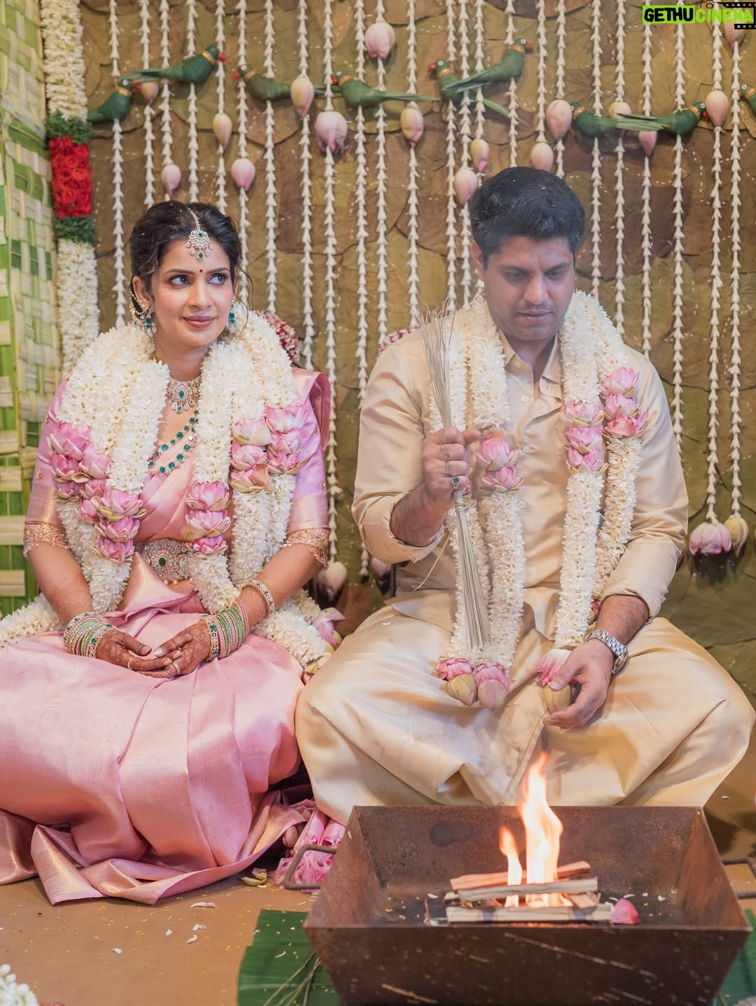 Samyuktha Shanmughanathan - 431.6K Likes - I was 10 minutes late ( I would  say that’s quite reasonable  for a bride) to my wedding. While everyone was frantically calling me  worried about the muhurtham time , Ani just called me and chilla, said Enna Pinky? Runaway bride ah? If ur late for your own wedding na, epadi? 
He does that . He gets everyone in splits , he s lights up any room he walks into  and I absolutely love him for that💗

Photography: @mimosafortwo 
mua : @rachelstylesmith 
Jewelry : @nacjewellers  @styloriofficial 
Saree : @asbabusah