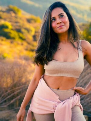 Sana Saeed Instagram - Your life doesn’t need to impress anyone.
It just needs to feel good in your heart, your body, your soul ♥️✨

#losangeles #california #hike #photoofday #loveyourself #letstogethermakethisyearcount