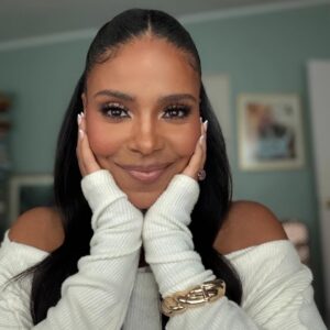 Sanaa Lathan Instagram - For the @ActorAwards celebrating romantic comedies 🎭🎬

A little love, a little chaos, a perfectly timed kiss.
Rom-coms forever. 💋✨@netflix