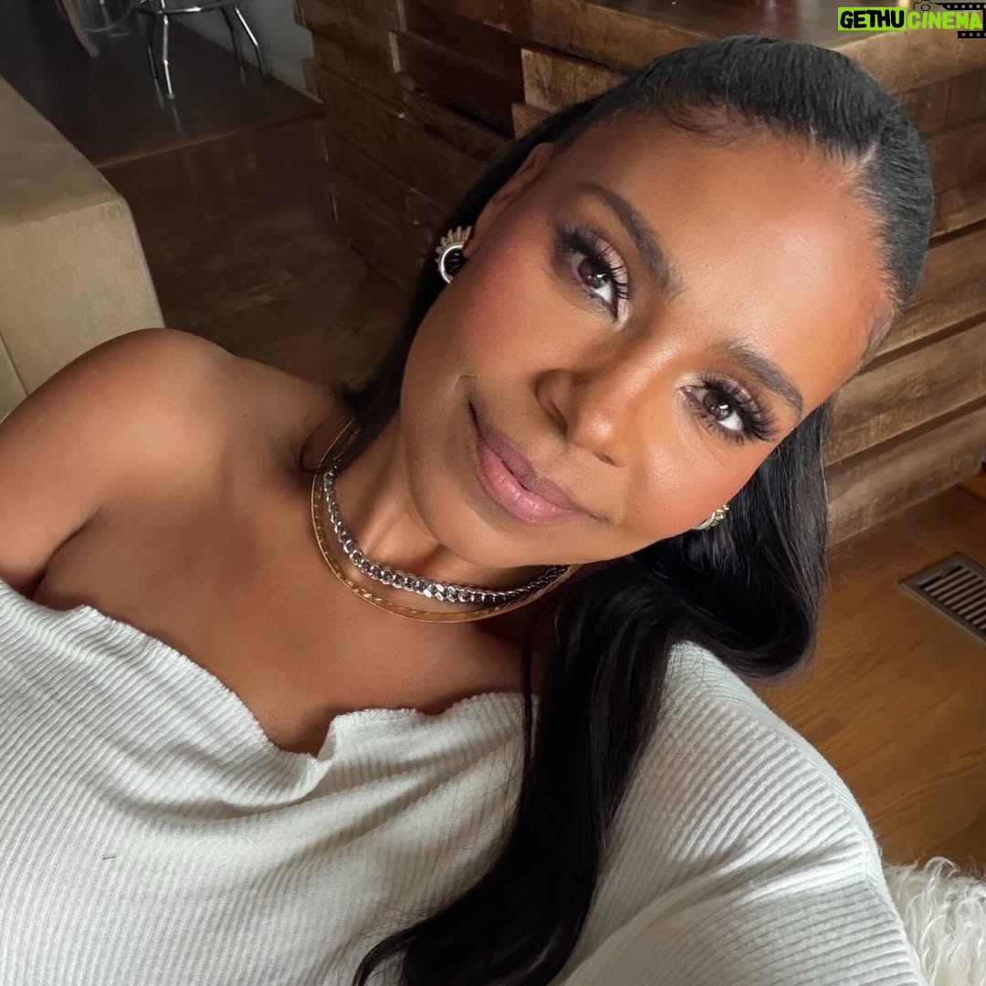 Sanaa Lathan - 236.6K Likes - For the @ActorAwards celebrating romantic comedies 🎭🎬

A little love, a little chaos, a perfectly timed kiss.
Rom-coms forever. 💋✨@netflix