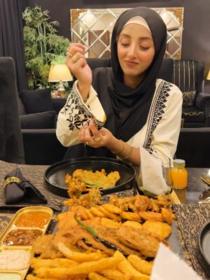 Sanam Chaudhry Instagram - @erumskitchenette organised this delicious iftaar for me ..couldnt resist baingen pakorey ..
Thankyou sister 🫶🏼 
may Allah bless all of us with His Rehmat ❤️