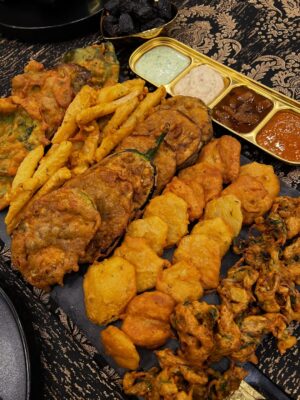 Sanam Chaudhry Instagram - @erumskitchenette organised this delicious iftaar for me ..couldnt resist baingen pakorey ..
Thankyou sister 🫶🏼 
may Allah bless all of us with His Rehmat ❤️