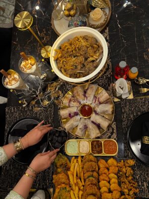 Sanam Chaudhry Instagram - @erumskitchenette organised this delicious iftaar for me ..couldnt resist baingen pakorey ..
Thankyou sister 🫶🏼 
may Allah bless all of us with His Rehmat ❤️
