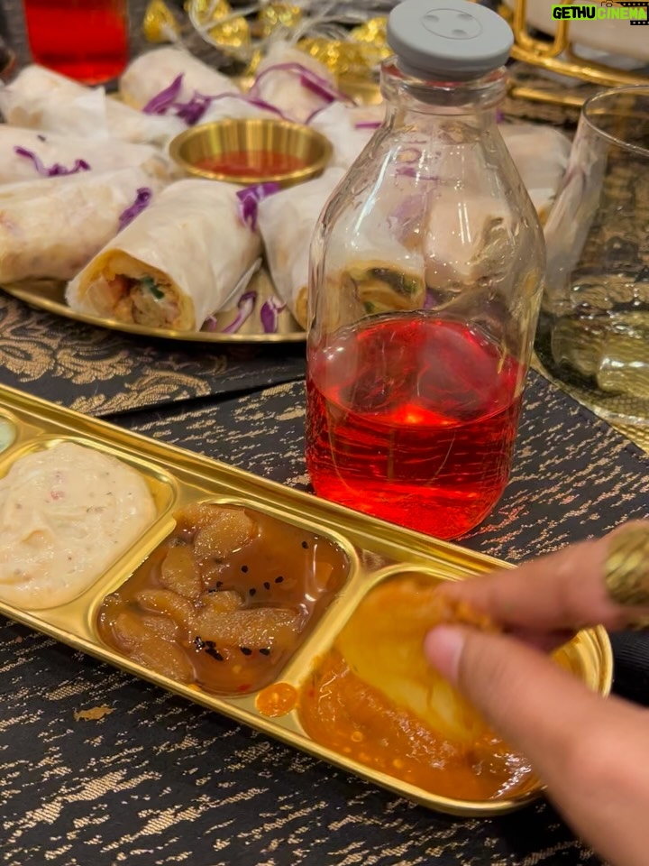 Sanam Chaudhry - 68.8K Likes - @erumskitchenette organised this delicious iftaar for me ..couldnt resist baingen pakorey ..
Thankyou sister 🫶🏼 
may Allah bless all of us with His Rehmat ❤️