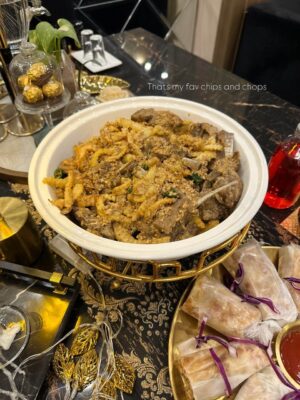 Sanam Chaudhry Instagram - @erumskitchenette organised this delicious iftaar for me ..couldnt resist baingen pakorey ..
Thankyou sister 🫶🏼 
may Allah bless all of us with His Rehmat ❤️