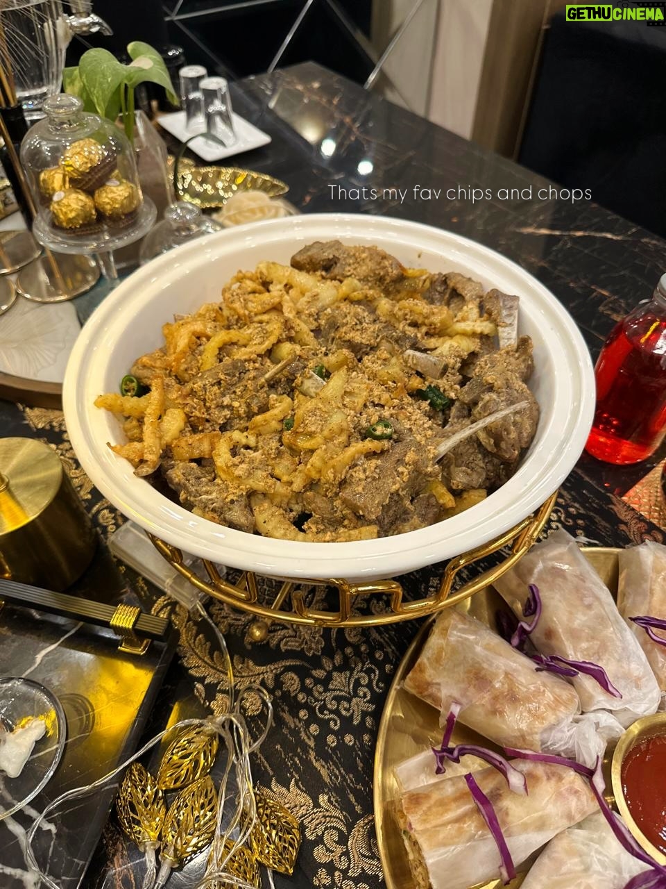 Sanam Chaudhry - 68.8K Likes - @erumskitchenette organised this delicious iftaar for me ..couldnt resist baingen pakorey ..
Thankyou sister 🫶🏼 
may Allah bless all of us with His Rehmat ❤️
