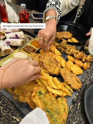 Sanam Chaudhry Instagram - @erumskitchenette organised this delicious iftaar for me ..couldnt resist baingen pakorey ..
Thankyou sister 🫶🏼 
may Allah bless all of us with His Rehmat ❤️