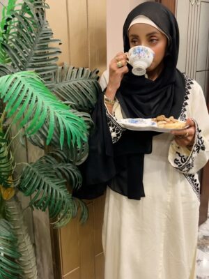 Sanam Chaudhry Instagram - @erumskitchenette organised this delicious iftaar for me ..couldnt resist baingen pakorey ..
Thankyou sister 🫶🏼 
may Allah bless all of us with His Rehmat ❤️