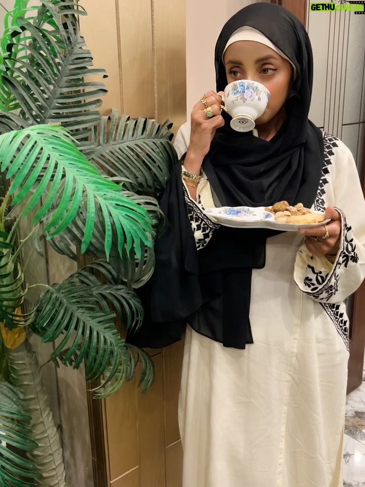 Sanam Chaudhry - 68.8K Likes - @erumskitchenette organised this delicious iftaar for me ..couldnt resist baingen pakorey ..
Thankyou sister 🫶🏼 
may Allah bless all of us with His Rehmat ❤️