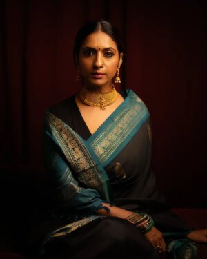 Sandhya Shetty Instagram - Draped in timeless silk, she embodies grace, strength and quiet confidence that speaks volumes without uttering a single word🔥

Photographer - @creativecollab
Makeup & Hair - @tabassumbhatii @tabassumbhatii.official
Designer - @kaushikshrimanker @shrimankerandyogi

#SandhyaShetty #NoFear #ElegantWoman #BeautyWithStrength #happywomensday❤️ IndianActor 

[Sandhya Shetty, Supermodel Look, Indian Actor, Fierce Woman, Power Dressing, Power And Grace]