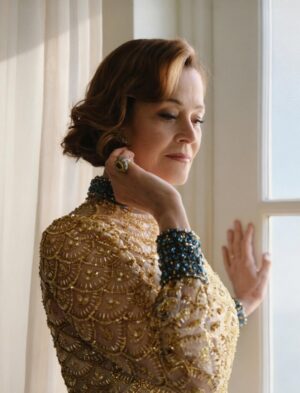 Sandra Amador Instagram - Sigourney Weaver 💛 In @maisonvalentino @buccellatimilan @manoloblahnik
@brigittemakeup
@richardmarin
@victordcordero