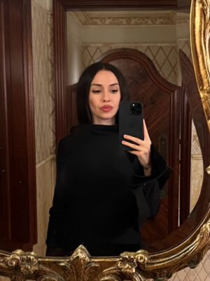 Sandra Amador Instagram - Still Here 🍎