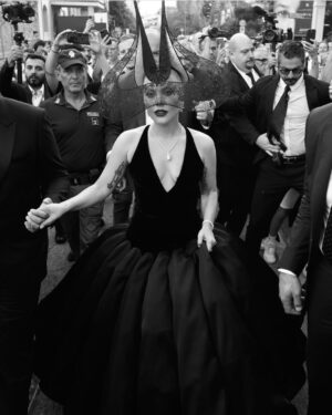 Sandra Amador Instagram - Lady Gaga x Joker: Folie à Deux
Thank you @philiptreacy @dior @tiffanyandco for bringing Gagas dream to life 🖤
📸 @gregwilliamsphotography
