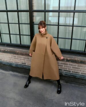Sandra Amador Instagram - #elizabetholsen in @therow for the winter issue of @instylemagazine by Izack Morales