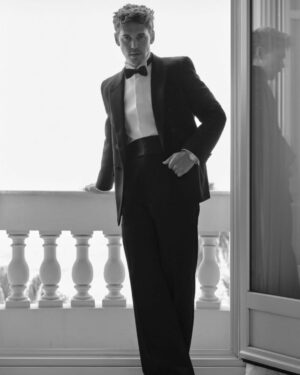 Sandra Amador Instagram - Austin in @ysl @breitling for the premiere of Eddington 🖤
📸 @julianunganostudio
