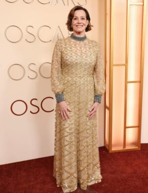 Sandra Amador Instagram - Sigourney Weaver in @maisonvalentino @buccellatimilan @manoloblahnik ✨ #oscars