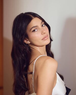 Sandra Amador Instagram - Camila Morrone in chanelofficial 🖤
@brilliantearth ✨
Makeup @maryphillips
Hair @renatocampora