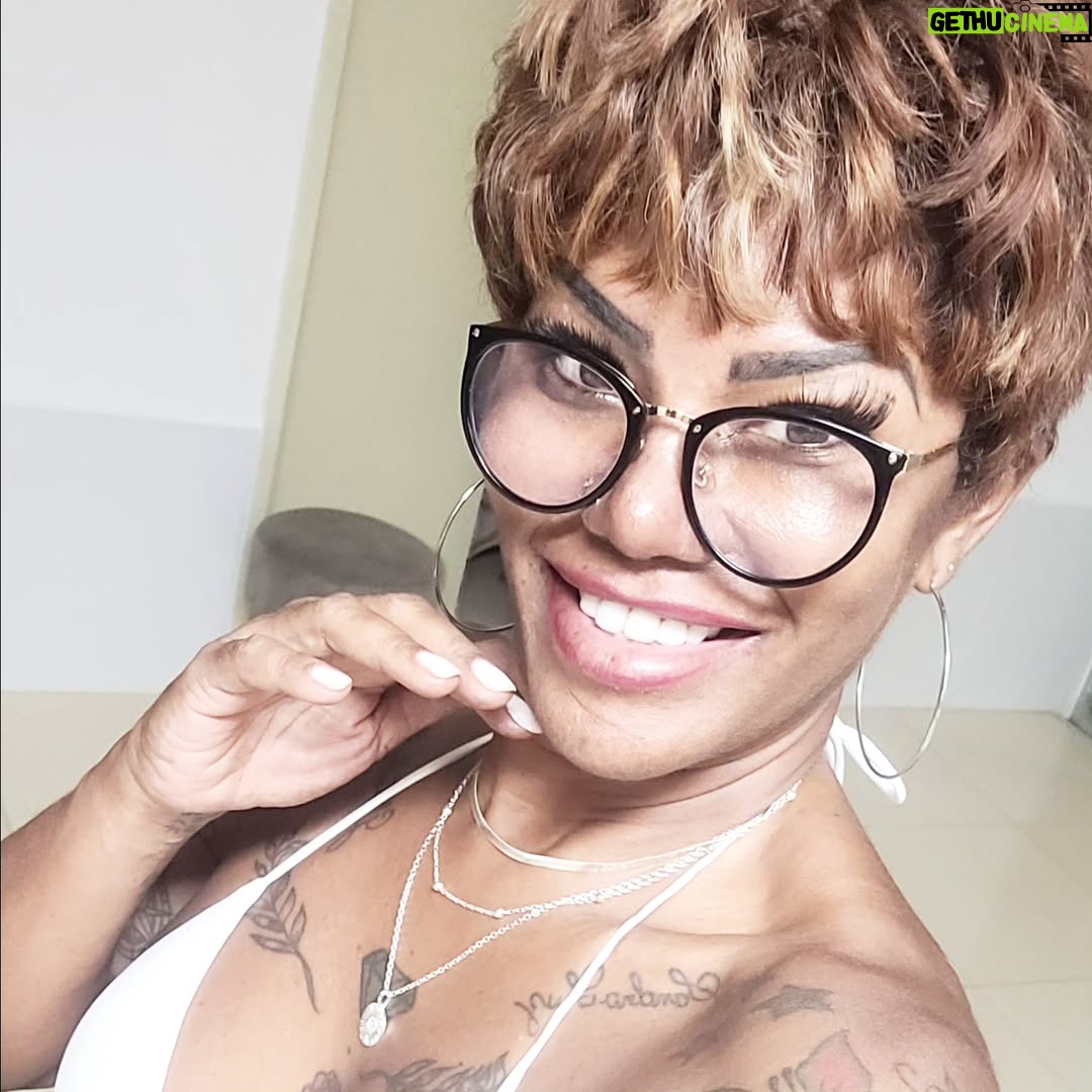 Sandra Pimentinha - 3 Likes - 1° TBT  de 2026....
O ato de fotografar  é  um instrumento  pelo qual  registramos  momentos, e se são  bons, vale à pena  reprisar e armazenar no Instagram...ainda bem que inventaram redes sociais, aff, senão teria coleções de álbuns de fotografia  empilhados  em um armário, como era antigamente kkkk