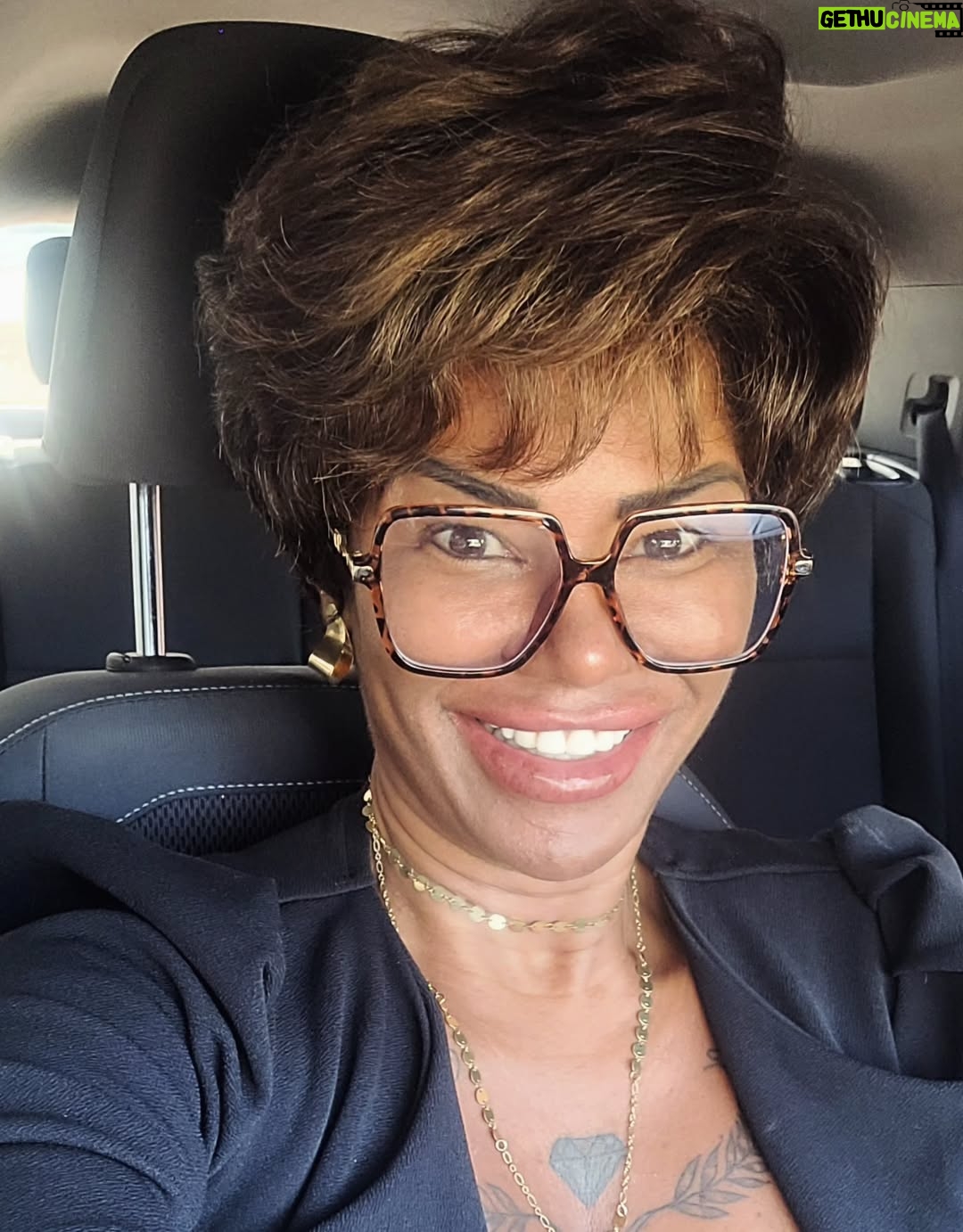 Sandra Pimentinha - 3 Likes - Hoje acordei me achei linda pra karay......
 registrei kkkk.....Um forte abraço meus amores, boa noite 🌙...