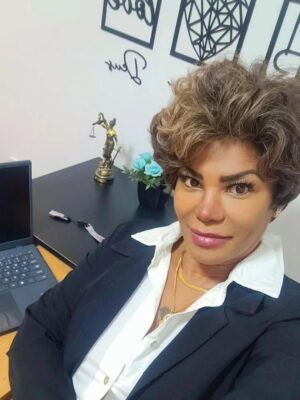 Sandra Pimentinha Instagram - Sorrir Ʃ um remƩdio..
BĆblia fala sobre a importĆ¢ncia do sorriso e da alegria, associando-os a bĆŖnçãos e Ć boa saĆŗde espiritual.Ā Um versĆculo chave é ProvĆ©rbios 15:13, que diz: "O coração alegre aformoseia o rosto; mas pela dor do coração o espĆrito se abate."Ā Isso significa que um coração alegre se reflete em um rosto radiante, enquanto a tristeza pode afetar negativamente o espĆrito.Ā Outro versĆculo que destaca a alegria Ć© ProvĆ©rbios 17:22, que afirma: "O coração alegre serve de bom remĆ©dio, mas o espĆrito abatido seca os ossos."Ā A BĆblia tambĆ©m associa o sorriso Ć confianƧa em Deus e Ć esperanƧa no futuro, como em ProvĆ©rbios 31:25, que diz: "Reveste-se de forƧa e dignidade; sorri diante do futuro."