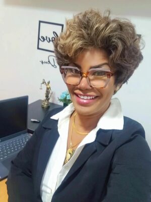 Sandra Pimentinha Instagram - Sorrir Ʃ um remƩdio..
BĆblia fala sobre a importĆ¢ncia do sorriso e da alegria, associando-os a bĆŖnçãos e Ć boa saĆŗde espiritual.Ā Um versĆculo chave é ProvĆ©rbios 15:13, que diz: "O coração alegre aformoseia o rosto; mas pela dor do coração o espĆrito se abate."Ā Isso significa que um coração alegre se reflete em um rosto radiante, enquanto a tristeza pode afetar negativamente o espĆrito.Ā Outro versĆculo que destaca a alegria Ć© ProvĆ©rbios 17:22, que afirma: "O coração alegre serve de bom remĆ©dio, mas o espĆrito abatido seca os ossos."Ā A BĆblia tambĆ©m associa o sorriso Ć confianƧa em Deus e Ć esperanƧa no futuro, como em ProvĆ©rbios 31:25, que diz: "Reveste-se de forƧa e dignidade; sorri diante do futuro."