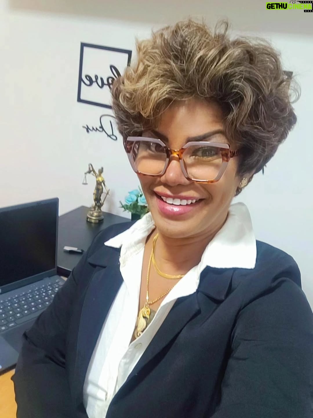 Sandra Pimentinha - 3 Likes - Sorrir  é  um remédio..
Bíblia fala sobre a importância do sorriso e da alegria, associando-os a bênçãos e à boa saúde espiritual. Um versículo chave é Provérbios 15:13, que diz: "O coração alegre aformoseia o rosto; mas pela dor do coração o espírito se abate." Isso significa que um coração alegre se reflete em um rosto radiante, enquanto a tristeza pode afetar negativamente o espírito. Outro versículo que destaca a alegria é Provérbios 17:22, que afirma: "O coração alegre serve de bom remédio, mas o espírito abatido seca os ossos." A Bíblia também associa o sorriso à confiança em Deus e à esperança no futuro, como em Provérbios 31:25, que diz: "Reveste-se de força e dignidade; sorri diante do futuro."