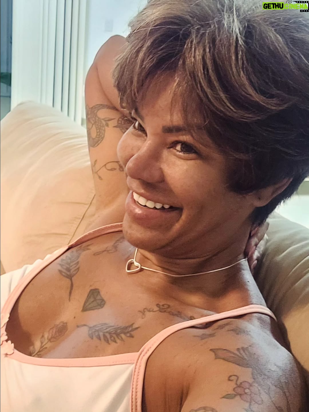 Sandra Pimentinha - 71 Likes - Pranchei o cabelo e  fiz um nero apenas, embora  tenha sido o suficiente para excitar uns cliks, inevitável  foi, fotografar tanta beleza. 
Vale a pena ressaltar, tudo vale a pena se a alma não é pequena...
Você já se olhou no espelho e  se achou linda(o)?
Tolo é aquele que busca a beleza  de fora para dentro .
Porque a verdadeira beleza é como uma flor, desabrocha de  dentro para fora..