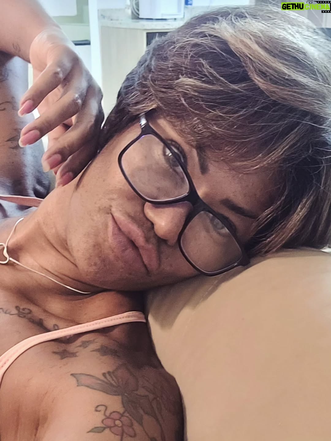 Sandra Pimentinha - 71 Likes - Pranchei o cabelo e  fiz um nero apenas, embora  tenha sido o suficiente para excitar uns cliks, inevitável  foi, fotografar tanta beleza. 
Vale a pena ressaltar, tudo vale a pena se a alma não é pequena...
Você já se olhou no espelho e  se achou linda(o)?
Tolo é aquele que busca a beleza  de fora para dentro .
Porque a verdadeira beleza é como uma flor, desabrocha de  dentro para fora..
