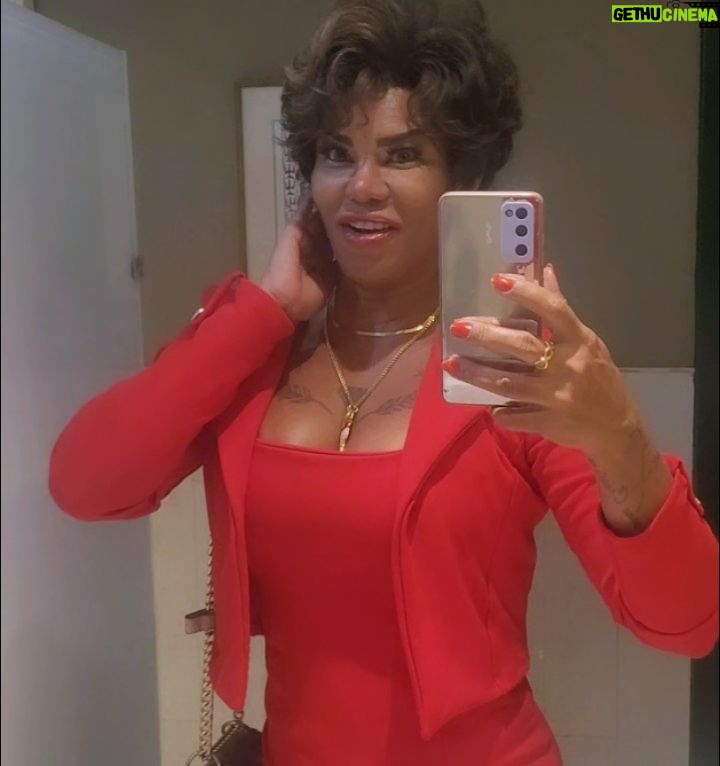 Sandra Pimentinha - 3 Likes - Registrando um TBT de milhões....jantando com os amigos OFF,  aqueles que não tem redes sociais ....#mafiosos $$$ altamente periculosos $$$
Tudo suspeito  kkkkkkkkk