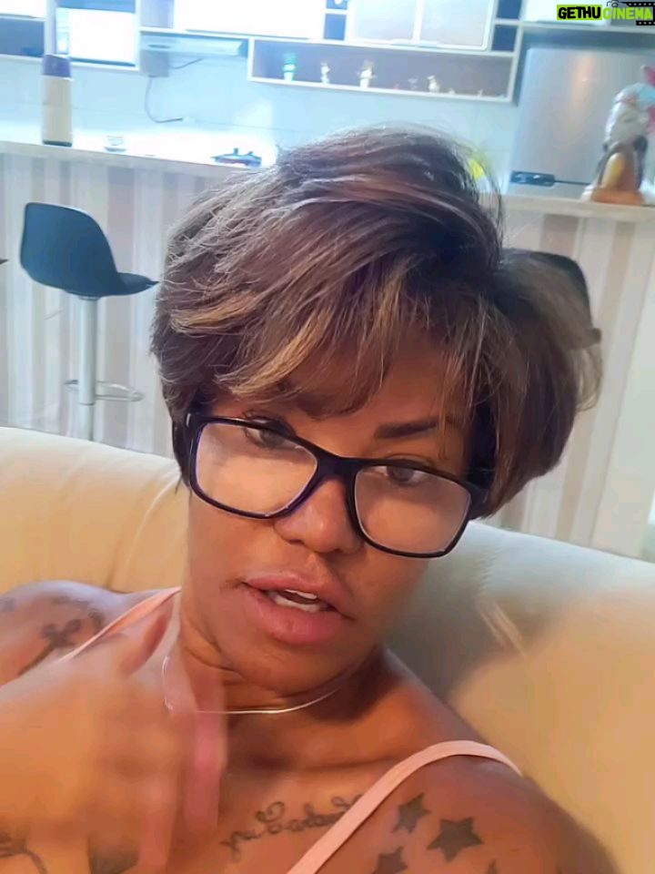 Sandra Pimentinha - 71 Likes - Pranchei o cabelo e  fiz um nero apenas, embora  tenha sido o suficiente para excitar uns cliks, inevitável  foi, fotografar tanta beleza. 
Vale a pena ressaltar, tudo vale a pena se a alma não é pequena...
Você já se olhou no espelho e  se achou linda(o)?
Tolo é aquele que busca a beleza  de fora para dentro .
Porque a verdadeira beleza é como uma flor, desabrocha de  dentro para fora..
