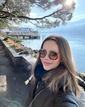 Sandy Instagram - Ontem foi meu aniversário e eu recebi tanto amor, carinho, homenagens… me senti abraçada. ♥️
Sabe, esses dias andei refletindo sobre o que é comemorar um aniversário… penso que está além de comemorar que a gente sobreviveu mais um ano. Rsrs… É sobre estar VIVO de verdade. E é sobre a bagagem que a gente tá trazendo de cada ano. O que a gente aprendeu sobre o mundo, sobre as pessoas, as relações, o que descobrimos fora e muito dentro de nós. Como recebemos cada acontecimento, cada momento, cada alegria, tédio, êxito, raiva, frustração, tristeza. O que estamos fazendo com tudo isso? Eu ainda não sei se tô fazendo “certo” (e nem tem mesmo um certo e errado, sabemos). Mas me sinto num caminho que é bom pra mim. Eu tropeço mto, qdo me dou por mim, passei dias no modo automático, aqueles dias q voam e a gente nem vê acontecer. Assim me sinto errando. 
Mas, eu também tenho comemorado tanta lua linda, tanta brisa fresca no rosto, tantos movimentos lindos no desenvolvimento do meu filho, abraços onde eu poderia morar, novos sabores, pequenas ajudas que ofereço a quem eu amo, coisas que aprendo em viagens (pra dentro e pra fora de mim)… Eu me sinto acertando quando me sinto saboreando a vida e aprendendo com cada descoberta desse viver. Isso me faz feliz. Entre esse “errar e acertar”, desejo que a balança penda cada vez mais pro “acertar”. Lá no final, vou estar satisfeita. E a soma desses acertos e de tantos momentos bons é o que eu vou chamar de FELICIDADE. 
Obrigada a todos que me acompanham, seja de qual distância for, nesse meu caminhar. Sejamos leves, amorosos, predominantemente felizes. 💜🙏🏻
