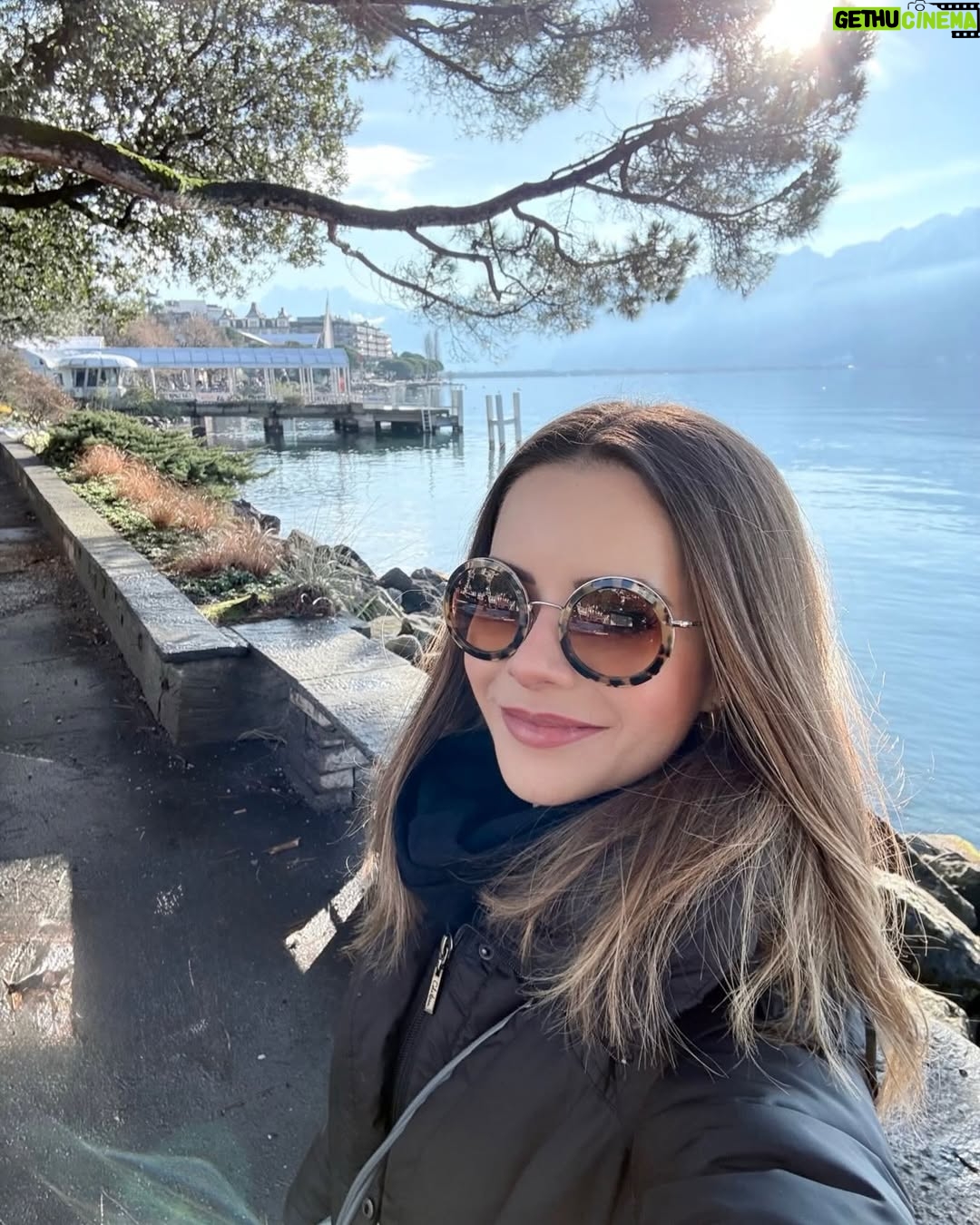 Sandy - 344.6K Likes - Ontem foi meu aniversário e eu recebi tanto amor, carinho, homenagens… me senti abraçada. ♥️
Sabe, esses dias andei refletindo sobre o que é comemorar um aniversário… penso que está além de comemorar que a gente sobreviveu mais um ano. Rsrs… É sobre estar VIVO de verdade. E é sobre a bagagem que a gente tá trazendo de cada ano. O que a gente aprendeu sobre o mundo, sobre as pessoas, as relações, o que descobrimos fora e muito dentro de nós. Como recebemos cada acontecimento, cada momento, cada alegria, tédio, êxito, raiva, frustração, tristeza. O que estamos fazendo com tudo isso? Eu ainda não sei se tô fazendo “certo” (e nem tem mesmo um certo e errado, sabemos). Mas me sinto num caminho que é bom pra mim. Eu tropeço mto, qdo me dou por mim, passei dias no modo automático, aqueles dias q voam e a gente nem vê acontecer. Assim me sinto errando. 
Mas, eu também tenho comemorado tanta lua linda, tanta brisa fresca no rosto, tantos movimentos lindos no desenvolvimento do meu filho, abraços onde eu poderia morar, novos sabores, pequenas ajudas que ofereço a quem eu amo, coisas que aprendo em viagens (pra dentro e pra fora de mim)… Eu me sinto acertando quando me sinto saboreando a vida e aprendendo com cada descoberta desse viver. Isso me faz feliz. Entre esse “errar e acertar”, desejo que a balança penda cada vez mais pro “acertar”. Lá no final, vou estar satisfeita. E a soma desses acertos e de tantos momentos bons é o que eu vou chamar de FELICIDADE. 
Obrigada a todos que me acompanham, seja de qual distância for, nesse meu caminhar. Sejamos leves, amorosos, predominantemente felizes. 💜🙏🏻