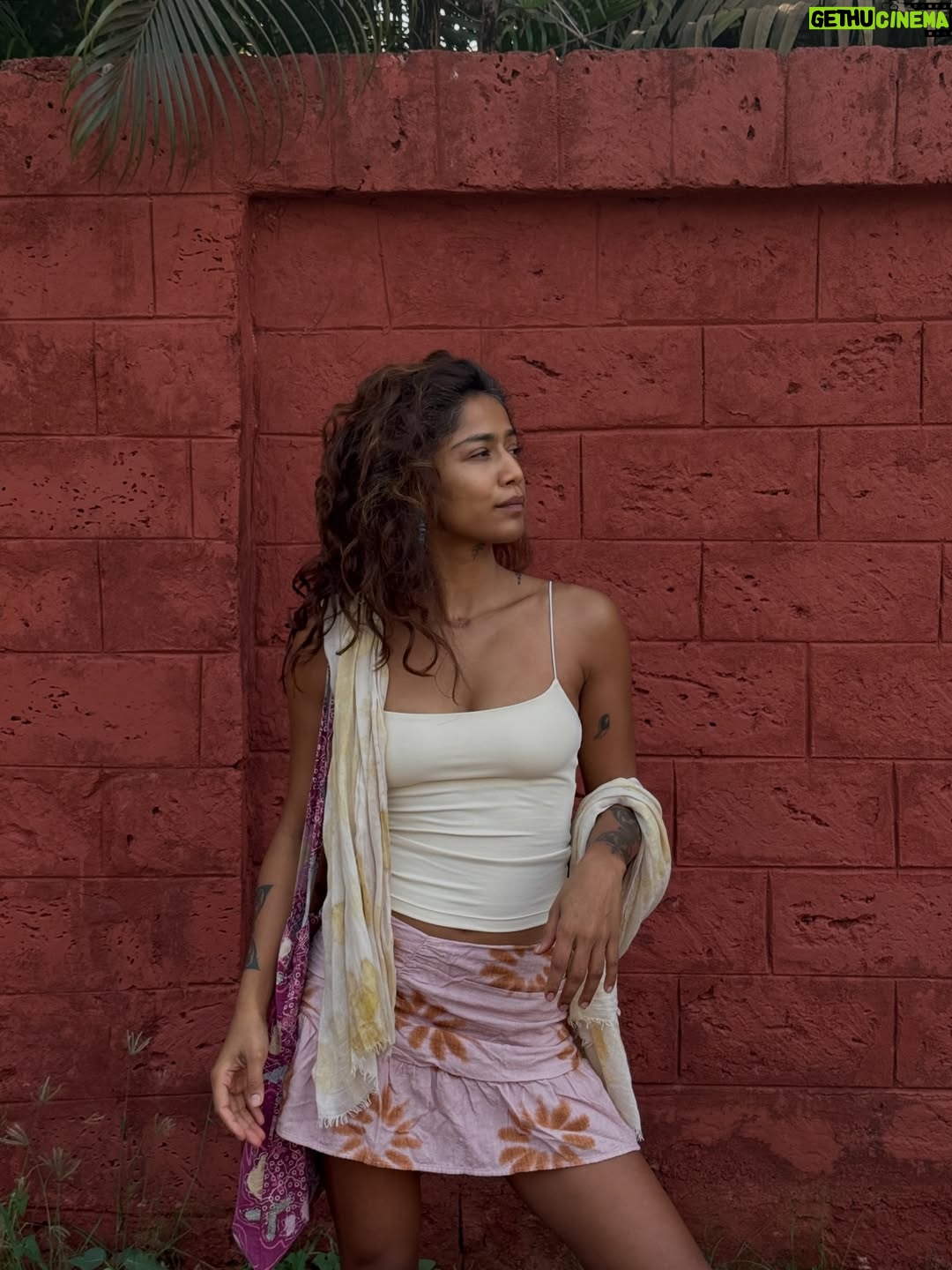 Santoshi Shetty - 5.2K Likes - out and about with my silly lily @gayatridayal 🧜🏻‍♀️💘🌞