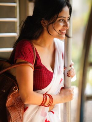 Sanya Thakur Instagram - Safar chal raha tha, aur dil kahin aur ruk gaya✨✨✨ 
Pc @pixelpassionfotography 

#SareeReels #IndianGirl #TrainVibes 
#explore  #SoftGirlEra 
IndianFashion ReelIndia ViralReels 
RomanticReels IndianBeauty